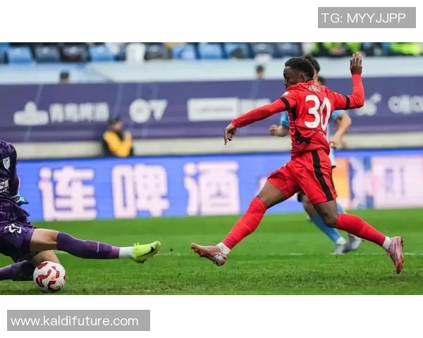 申花与上港激战再燃裁判争议引发球迷热议与讨论