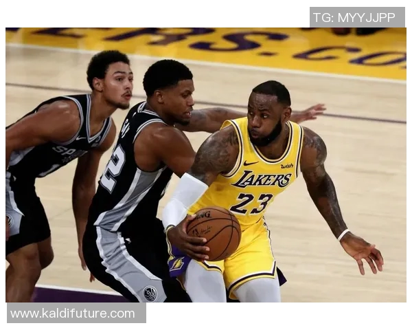 湖人火箭球迷网热议比赛精彩瞬间与球员表现分析