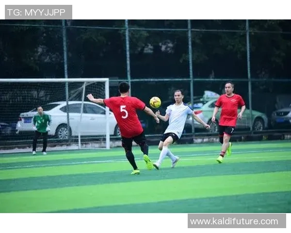 莫斯科火车头与矿工的激烈对决展现足球魅力与团队精神的巅峰对抗